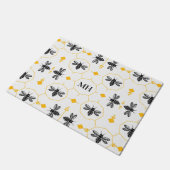 Modern Yellow Black Bee Pattern Elegant Monogram ドアマット (アングル)