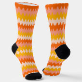 Modern Yellow, Orange & White Zig Zag Pattern ソックス (傾斜あり)