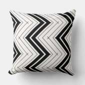 Modern zig zag black and white pattern クッション (正面)