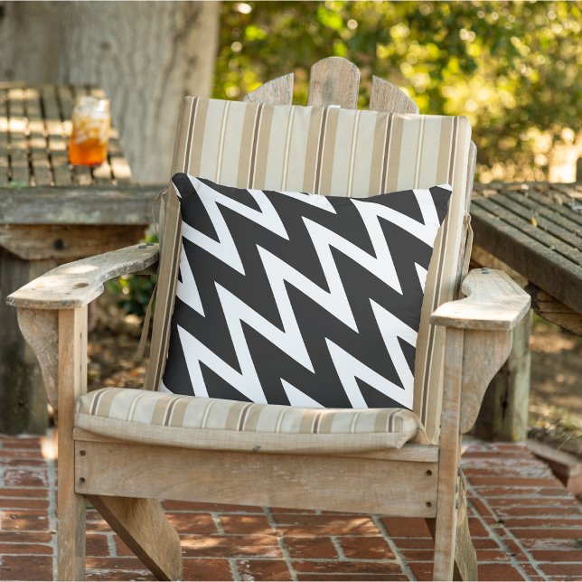 Modern Zig Zag Black & White Garden Decor  アウトドアクッション (Modern Zig Zag Black & White Garden Decor Outdoor Pillow)