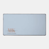 Modert Mocha Mousse Monogram Dusty Blue デスクマット (正面)
