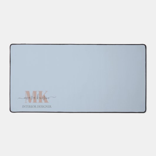 Modert Mocha Mousse Monogram Dusty Blue デスクマット (正面)