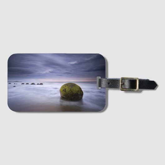 Moerakiの大きい石の日の出の海景 ラゲッジタグ (正面横)