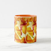 MOJISOLA A GBADAMOSIによる花柄のマグ ツートーンマグカップ (中央)