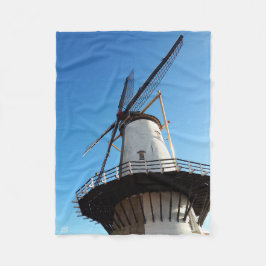 Molen in Nederland in Willemstad. フリースブランケット