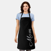 MOMモダン白黒スクリプト(M) パーソナライズされた エプロン (着用した状態)
