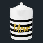Mom白黒のとストライプ金ゴールドスフェイククリプト<br><div class="desc">この白黒のティーポストライプのットは中央に表示文字を有する。(フォイルではない)フェイク金ゴールド文字を変更して、正しい名前またはメッセージを表示カスタムできる。表示文字はスクリプエレガントトである。(表示:母)</div>