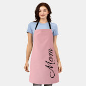 MOM赤面ピンクブラックパーソナライズされた台本 エプロン (着用した状態)