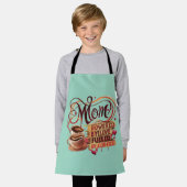 Mom – 愛で動く、コーヒーで沸き立つ エプロン (着用した状態)