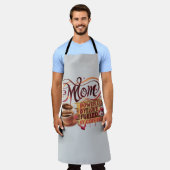 Mom – 愛で動く、コーヒーで沸き立つ エプロン (着用した状態)