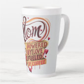 Mom – 愛で動く、コーヒーで沸き立つ カフェラテマグ (右アングル)