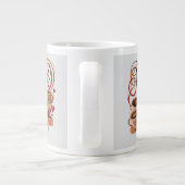 Mom – 愛で動く、コーヒーで沸き立つ ジャンボコーヒーマグカップ (裏面)