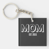 Mom 白色ミニマルタイポグラフィー設立年 キーホルダー (正面)