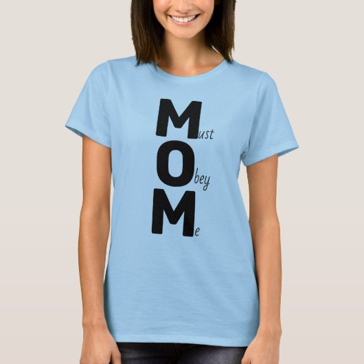 MOM （私に従う必要がある）ことわざブラック文字Tシャツ Tシャツ (正面)