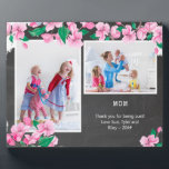 Mom ChalkboardとさくらんぼBlossom 2写真 フォトプラーク<br><div class="desc">フローラの写真パーソナライズされたプラークお母さん。写真テンプレートは、家族の写真を2つ追加する準備ができてお気に入りの、あなたのメッセージや名前を追加することもできまカスタムす。このデザインは白いさくらんぼとチョーク動揺してボードの背景にピンクのタイポグラフィの花を特徴とする。"MOM"はヴィンテージタイプライター文字で文字が入力され、完全に編集可能である(例えばmumやママを言う場合)。子供や子供からの素敵な写真の表示ギフト。私の店で母のプレゼントを探して下さい。</div>