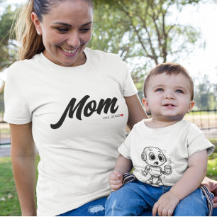 Mom Est. ブラックスクリプトレッドハート カスタム Tシャツ
