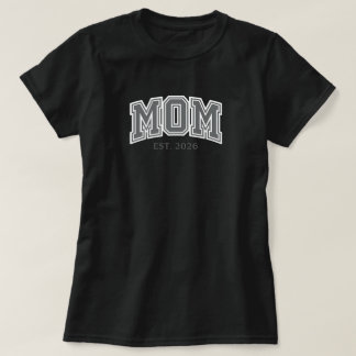 MOM EST. 2026 ヴィンテージ・ユニバーシティ風タイポグラフィー | お父さん用 Tシャツ