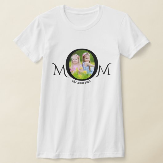 Mom Est. Mother's Day Photo Script Black on White Tシャツ (レイダウン)