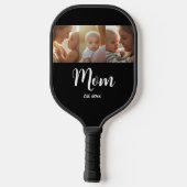 Mom Est. year Modern Bold Script Pickleball Paddle ピックルボールラケット (裏面)
