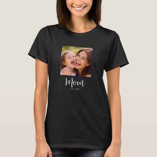 Mom Established スクリプト写真 Tシャツ (正面)
