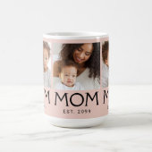 Mom Established タイポグラフィ ピンク3枚写真 コーヒーマグカップ (中央)