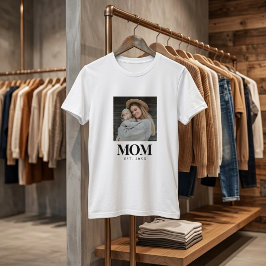 Mom Established ブラックタイポグラフィー 写真ギフト Tシャツ