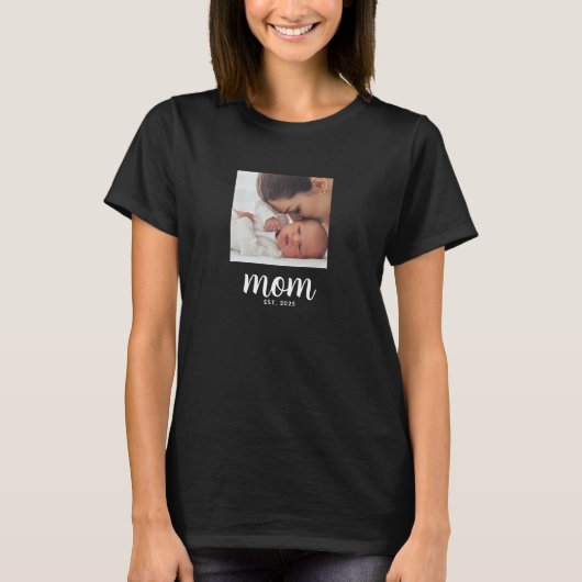 Mom Established 文字入りフォトTシャツ Tシャツ (正面)