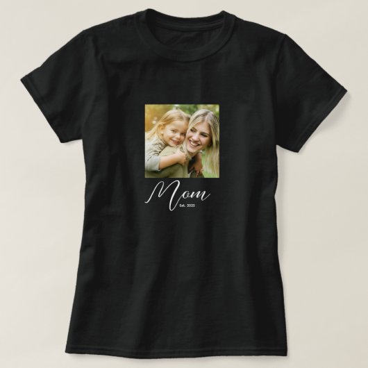 Mom Established 文字入りフォトTシャツ Tシャツ (デザイン正面)