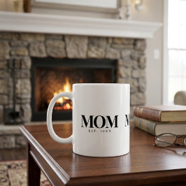 Mom Established 新しいママへのギフト 黒いタイポグラフィ コーヒーマグカップ