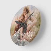 Mom Established Black Modern White Script Photo  ラウンド壁時計 (傾斜)