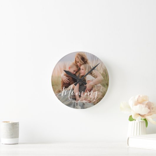 Mom Established Black Modern White Script Photo  ラウンド壁時計 (ホーム)