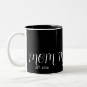Mom Established Black Script New Mom Gift  ツートーンマグカップ (左)