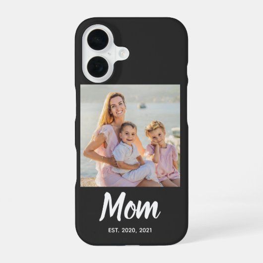 Mom Established Date フォトスクリプト iPhone 16ケース (裏面)