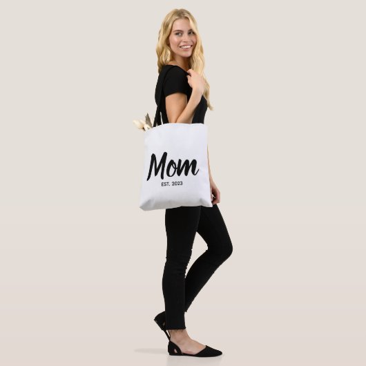 Mom Established Date Black Script Custom Text トートバッグ (モデル)