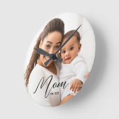 Mom Established Modern Black Script Photo ラウンド壁時計 (傾斜)