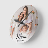 Mom Established Modern Black Script Photo  ラウンド壁時計 (傾斜)