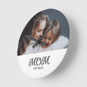 Mom Established Modern Black Script Photo ラウンド壁時計 (傾斜)