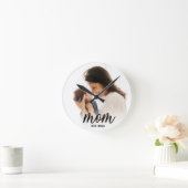 Mom Established Modern Black Script Photo ラウンド壁時計 (ホーム)