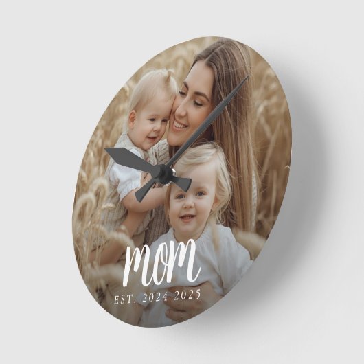 Mom Established Modern Minimal Script Photo ラウンド壁時計 (傾斜)