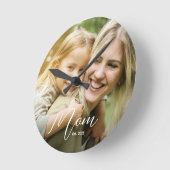 Mom Established Modern Script Photo ラウンド壁時計 (傾斜)