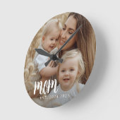 Mom Established Modern White Script Photo ラウンド壁時計 (傾斜)
