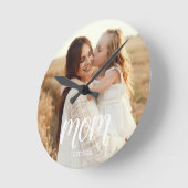 Mom Established Modern White Script Photo ラウンド壁時計 (傾斜)