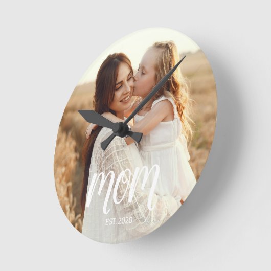 Mom Established Modern White Script Photo ラウンド壁時計 (傾斜)