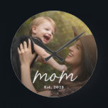 Mom Established Modern White Script Photo ラウンド壁時計<br><div class="desc">White Mom Established Modern Script Photo Design. Replace the photo with your own of your kids and change the years to the years you became a mom.</div>