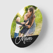 Mom Established Modern White Script Photo  ラウンド壁時計 (傾斜)