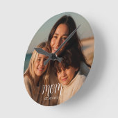 Mom Established Modern White Script Photo ラウンド壁時計 (傾斜)