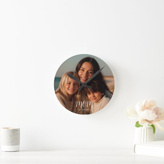 Mom Established Modern White Script Photo ラウンド壁時計 (ホーム)