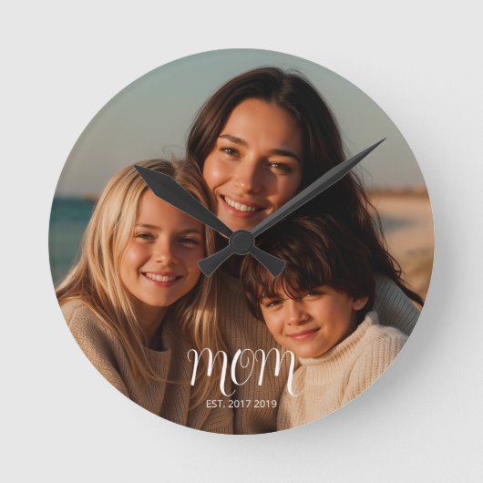 Mom Established Modern White Script Photo ラウンド壁時計 (正面)