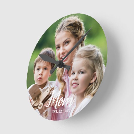 Mom Established Modern White Script Photo  ラウンド壁時計 (傾斜)