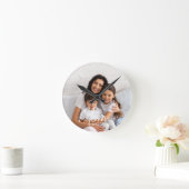 Mom Established Modern White Script Photo  ラウンド壁時計 (ホーム)